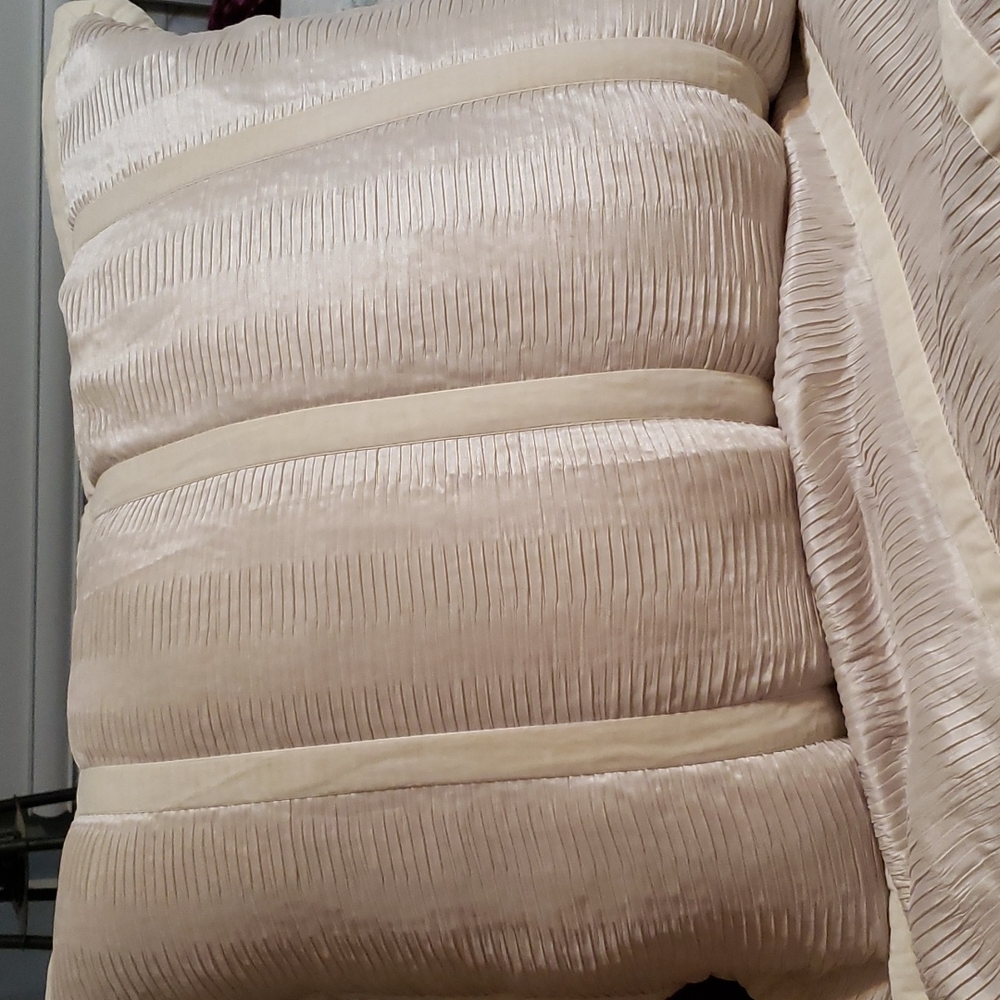 JCP CHRIS MADDEN PLEATED BEIGE & CREAM MODERN (2) EURO PILLOW SHAMS 21x27